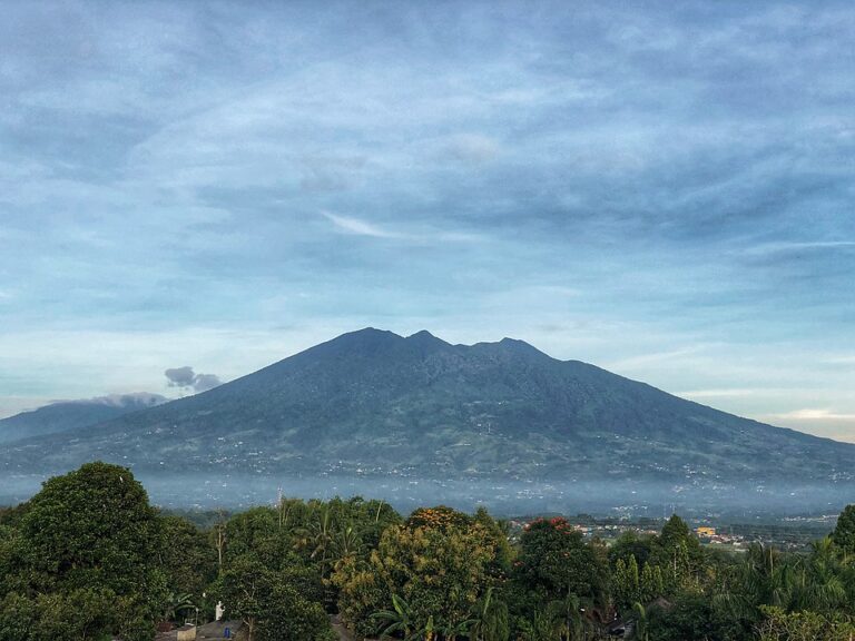 Gunung-Mistis-di-Indonesia-Gunung-Salak-Noice